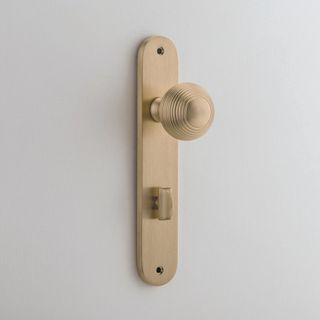 DOOR KNOB GUILDFORD ON PLATE PRIVACY SB