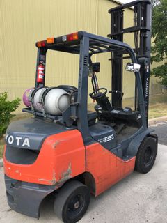 Toyota 328FG25, 4500mm 2 Stage Uprght, Solid Tyres, LPG