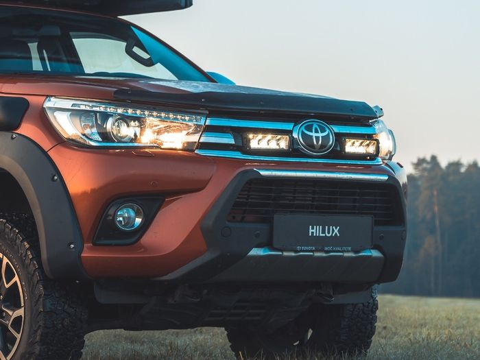 TOYOTA HILUX (2015+) TRIPLE-R 750 ELITE Grille Mount Kit