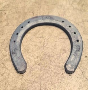 Steel horseshoe with no clips