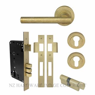 WINDSOR 8209 RLB CHARLESTON 52MM ROUND ROSE E85 EURO LOCKSET RUMBLED BRASS
