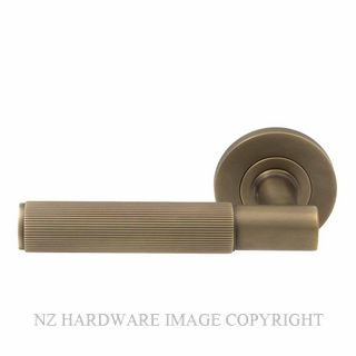 WINDSOR 8481 RB NIDO VERGE LINEAR KNURL LEVER SET ROMAN BRASS