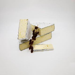SIX FARMS ASH BRIE 1KG