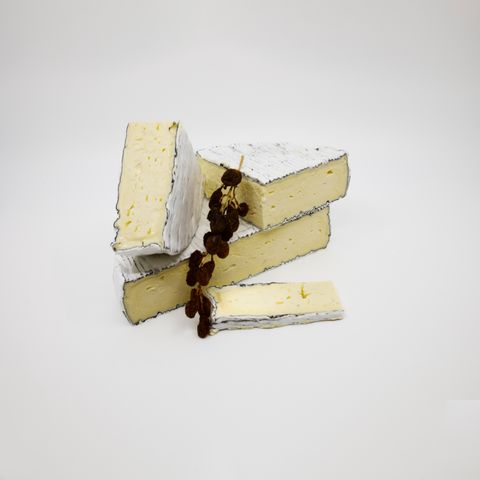SIX FARMS ASH BRIE 1KG