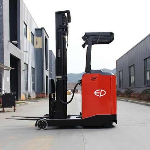 CQD15S-5500 // PRO 1.5t moving-mast reach truck with 20kWh wet battery and 5.5m triplex mast