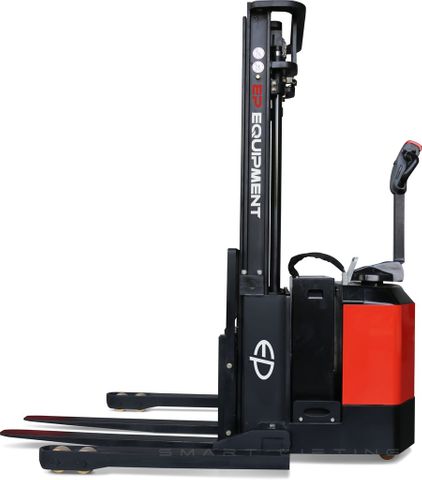 ES14-30WA-4800 // PRO 1.4t straddle stacker with 5.0kWh wet battery and 4.8m triplex mast