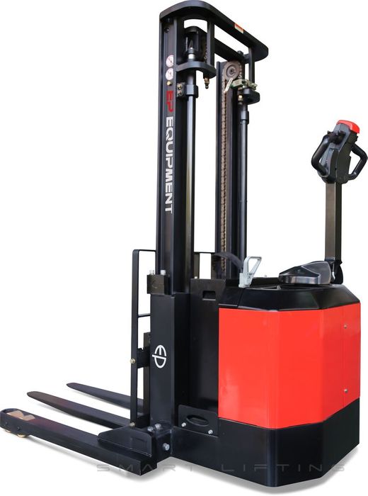 ES14-30WAL-5500 // PRO 1.4t straddle stacker with 5.0kWh LFP battery and 5.5m triplex mast