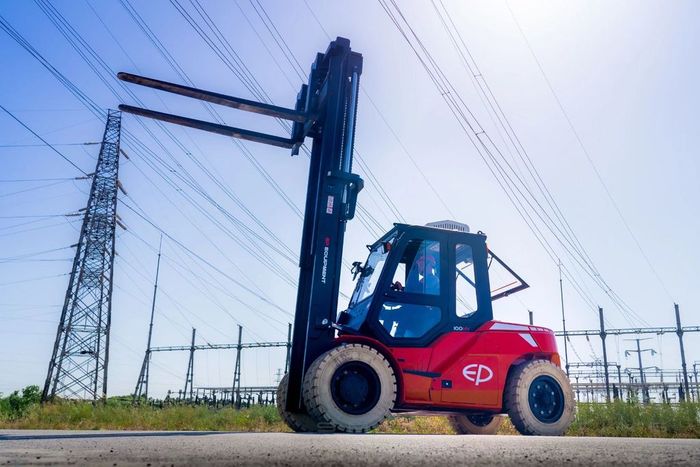 EFL803-HV6-4500 // 309V 8.0t yard forklift with PMSM motor, 94kWh LFP battery and 4.5m triplex mast