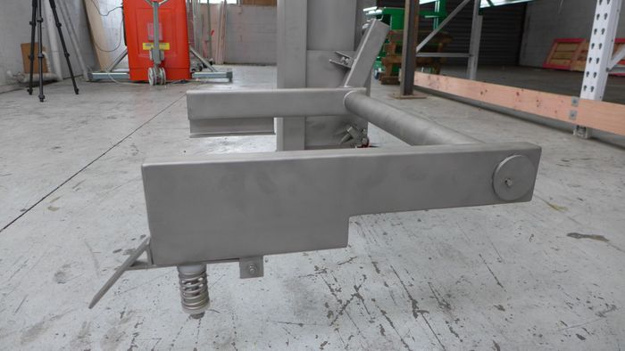 EO2500R // Eurover 1800-2500mm column lifter for DIN9797 Eurobins, right-handed, 400V 3-ph mains