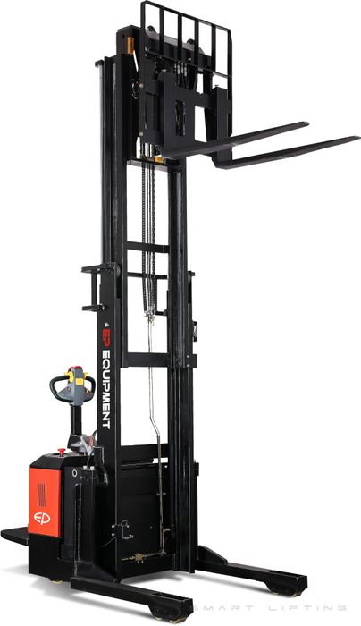 CQE15SL-4800 // PRO 1.5t pantograph reach stacker with 5.0kWh LFP battery and 4.8m triplex mast