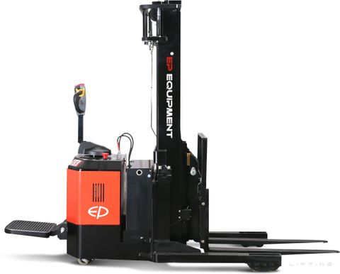 CQE15SL-5500 // PRO 1.5t pantograph reach stacker with 5.0kWh LFP battery and 5.5m triplex mast