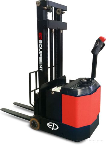 ES06-CA-2500 // PRO 0.6t counterbalance stacker with 4.0kWh wet battery and 2.5m duplex mast