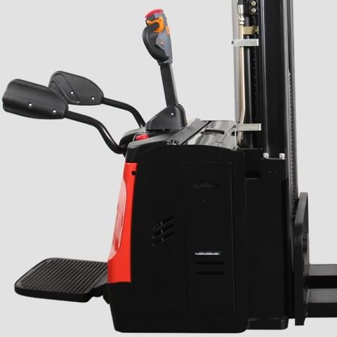 ES16-RS-4500 // PRO 1.6t ride-on Europallet stacker with 5kWh LFP battery and 4.5m triplex mast