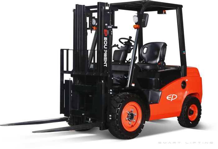 CPQD25T8-K25-4800 // 2.5t petrol/LPG yard forklift with Nissan K25 engine and 4.8m container mast