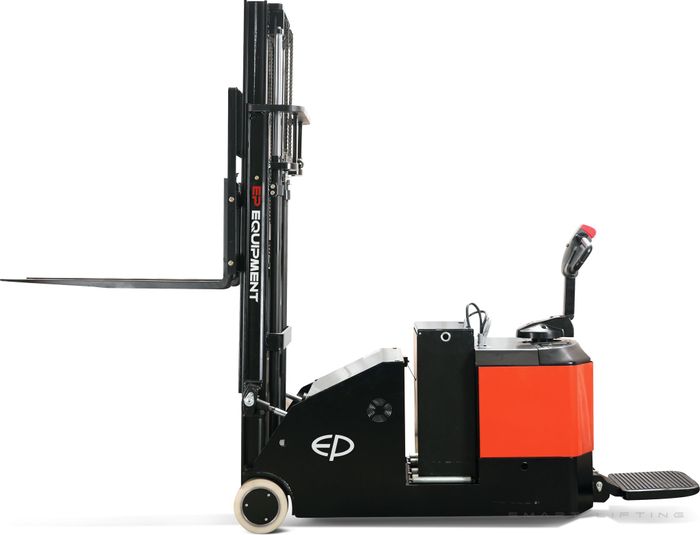 ES15-15CS-4500 // PRO 1.5t counterbalance stacker with 6.7kWh wet battery and 4.5m triplex mast