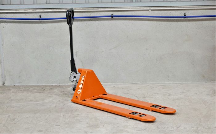 M25L // Quiktruk 2.5t CHEP 4-way pallet truck with sealed quiklift pump, fork size 540x1150x65mm