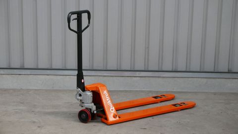 M25L // Quiktruk 2.5t CHEP 4-way pallet truck with sealed quiklift pump, fork size 540x1150x65mm