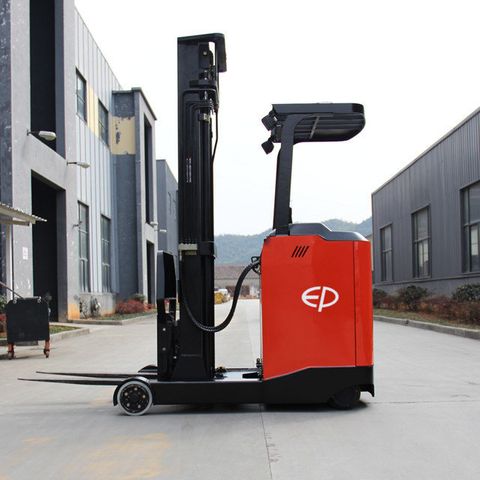 CQD15S-4500 // PRO 1.5t moving-mast reach truck with 20kWh wet battery and 4.5m triplex mast