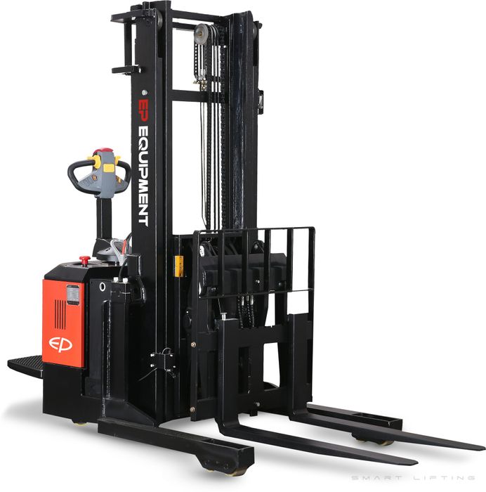 CQE15S-4000 // PRO 1.5t pantograph reach stacker with 6.7kWh wet battery and 4.0m triplex mast