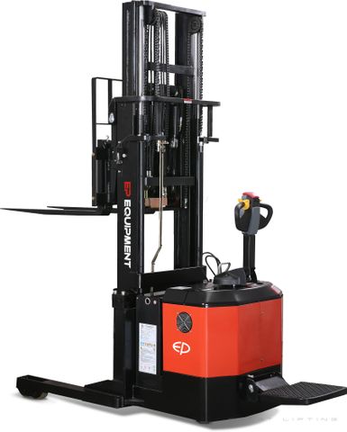 CQE15S-4000 // PRO 1.5t pantograph reach stacker with 6.7kWh wet battery and 4.0m triplex mast