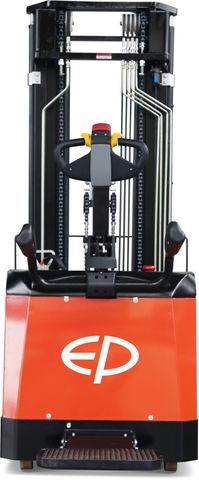 CQE15R-4000 // PRO 1.5t moving-mast reach stacker with 6.7kWh wet battery and 4.0m triplex mast