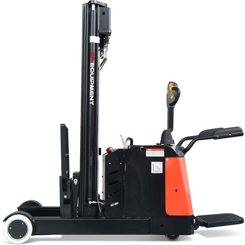 CQE15R-3000 // PRO 1.5t moving-mast reach stacker with 6.7kWh wet battery and 3.0m duplex mast