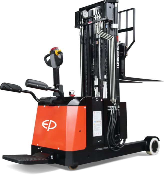 CQE15R-3000 // PRO 1.5t moving-mast reach stacker with 6.7kWh wet battery and 3.0m duplex mast