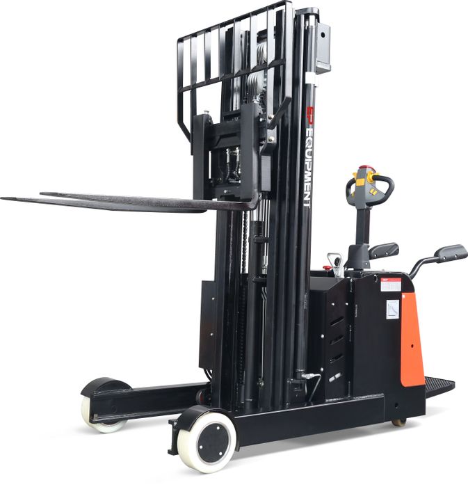 CQE15R-4800 // PRO 1.5t moving-mast reach stacker with 6.7kWh wet battery and 4.8m triplex mast