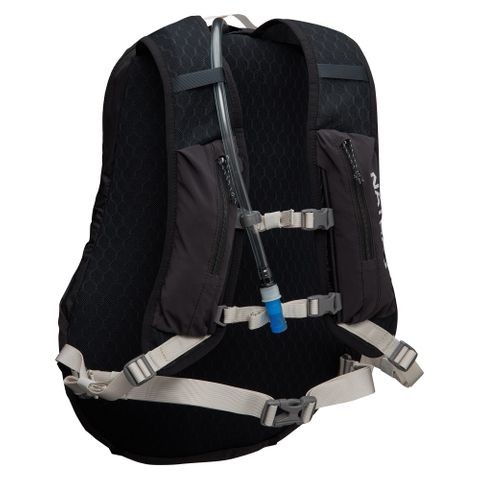 Nathan Crossover Pak 15L Black/Vapor Grey