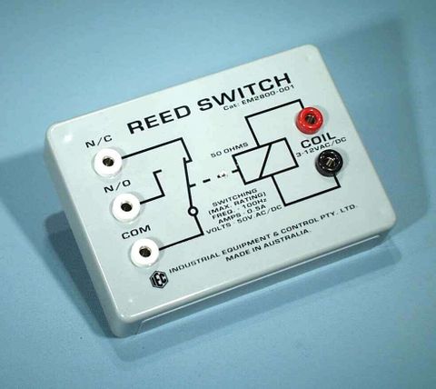 Reed switch with 4mm sockets, in housing