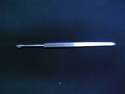 Dissecting needle straight arrow point