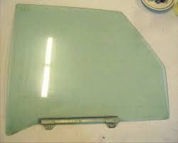 RF DOOR GLASS W114 73-  USED