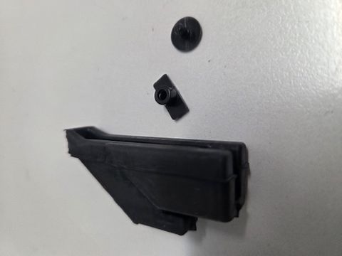 LF RF SEAL CAP RUBBER QUART W114 COUPE