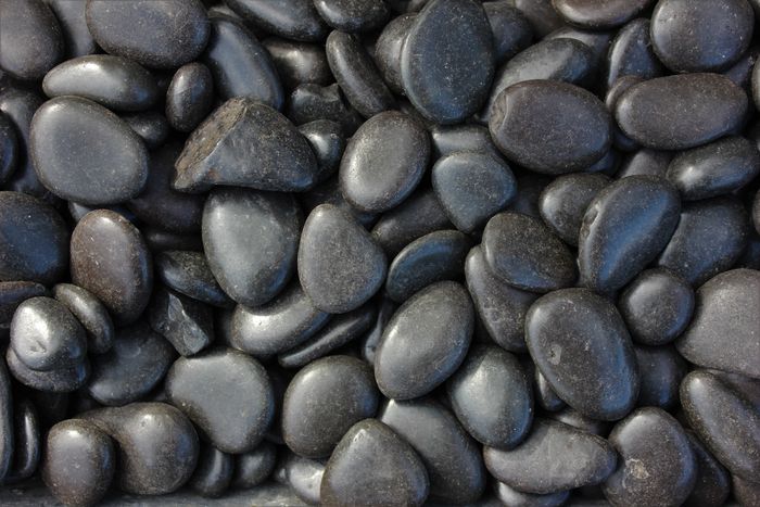 High Polished Black Pebble | 20-10mm (1ltr Bag)