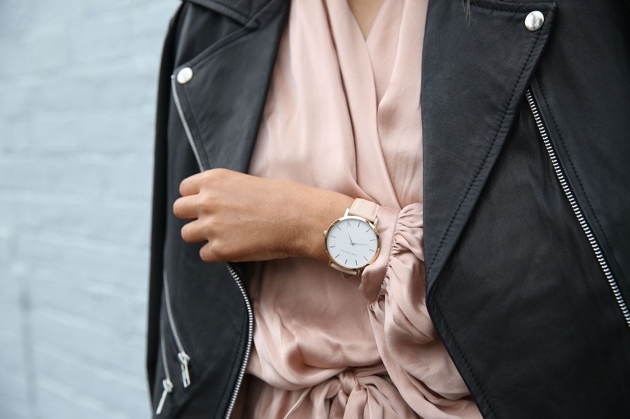 <h3>Summer Sale</h3>                                     <h2>Save up to 70%</h2>                                     <p>Powerful features, great support, exclusive offer</p><button>Explore Now</button>