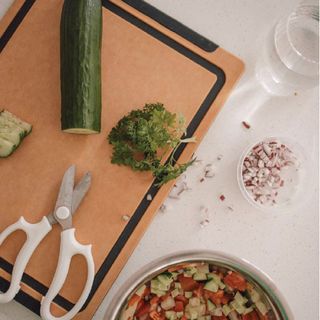HUNT & GATHER CHOPPING BOARD NAT. BLACK GRIPS 37X27.5X6MM