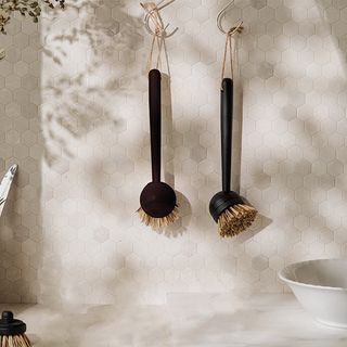 SIMPLE THINGS DISH  BRUSH (SCREW) -BLACK