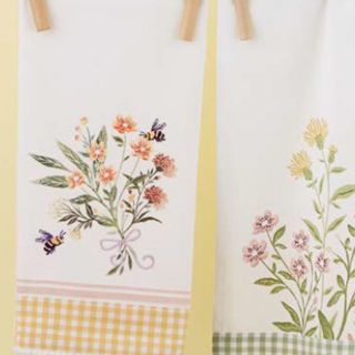 DII SWEET BEE BOUQUET EMBELLISHED DISH TOWEL