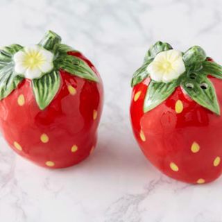 DII CERAMIC STRAWBERRIES SALT & PEPPER SET