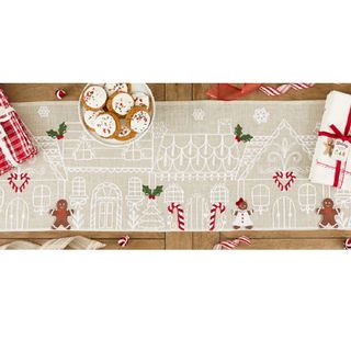 DII TABLE RUNNER-GINGERBREAD TOWN