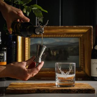SELBRAE HOUSE GLASS, POURER & JIGGER - STAG
