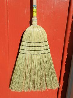 Tumut 7Tie Woolshed Broom (Cane Centre)