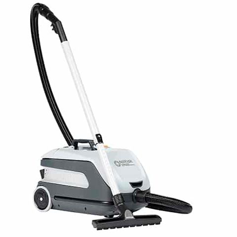 NILFISK VP600 BATTERY VACUUM (W/ BATTERY & CHARGER)