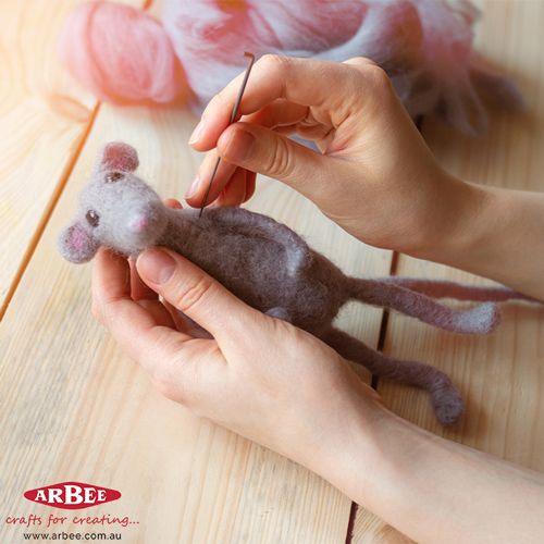 Making a cute mouse out of needle felt