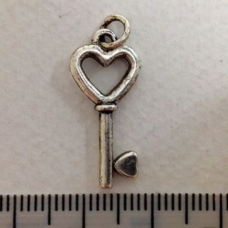 Metal Charms Keys Silver Medium Pkt2