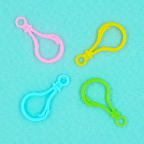 LARGE PLASTIC LOBSTER CLASP W HOLE 4PCS