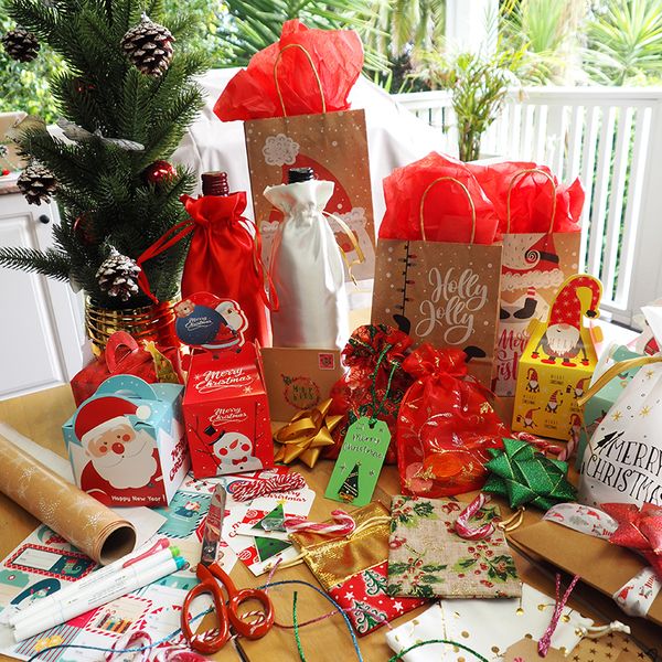 XMAS PAPER BAGS 20.7x15CM ASSORTED 3PCS