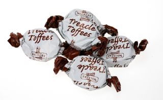 WALKERS TREACLE TOFFEES 200G