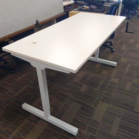 Triumph Manual Height Adjust Desk1500x700 Assembled