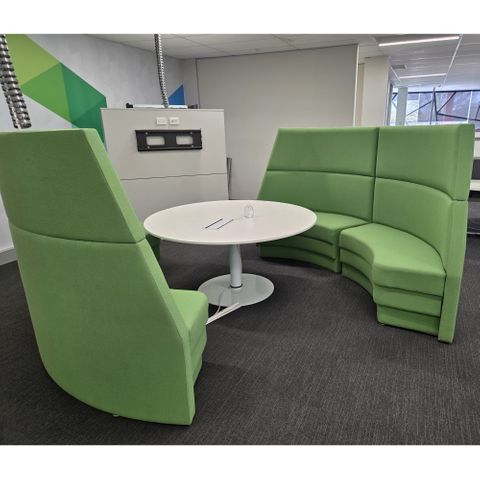 #210048 Secondhand 4 x High backed Seats & 1500mm diam Table